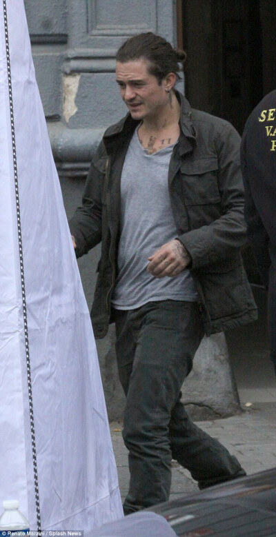 Tough guy: Orlando paired his ruffled grey T-shirt with a rugged black jacket 2015年01月13日在倫敦电影Unlocked片場