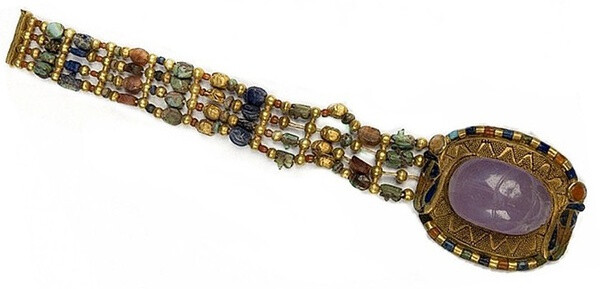 【图坦卡蒙甲虫手链】Bracelet of Tutankhamun with Beads and Scarabs  由黄金、碧玉珠串成四根链，青金石、玛瑙雕琢出何露斯之眼和圣甲虫的形状