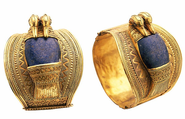 【拉美西斯二世纯金青金石手镯】Two Bracelets of Ramesses II 青金石的鹅身，它有2个黄金鹅头和尾巴弯向中央。手镯是1906年在尼罗河三角洲发现，很可能是法老送给青睐的朝臣的礼物。