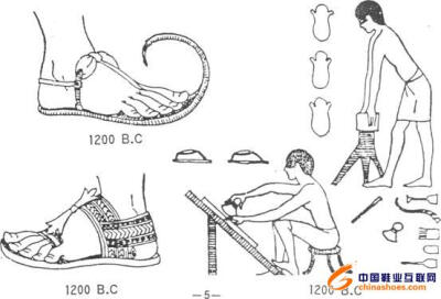 古埃及人平时一般均赤脚，只有地位高的男女才穿鞋。古埃及的鞋是用麻、纸莎草等植物纤维或皮革编成的凉鞋。国王拥有金子做的鞋，鞋子造型较为单纯，鞋尖还常常向上反卷着。