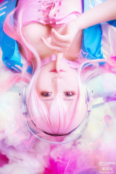 作品名：超级索尼子， 角色名： Super sonico ， cn: 小圣x ， Naitou-kun ， cn: CXT， 摄影：海藻