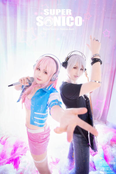 作品名：超级索尼子， 角色名： Super sonico ， cn: 小圣x ， Naitou-kun ， cn: CXT， 摄影：海藻