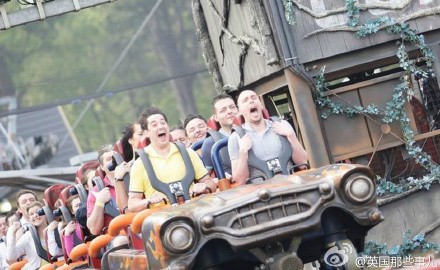 话说... Alton Tower最近招过山车试驾师啦！ 要求？ 1 有一个巨坚强的胃 （不会坐两个就吐了。。） 2 不恐高。。。 好吧，工作职责？ 就是在每天早上公园开门之前，把公园里的最大的6台过山车全部试坐一遍，确定没有问题了才放游客入园.... 每天都要这样........ 总觉得一周之后就要坐吐了..... k收起 f查看大图 m向左旋转 n向右旋转 b a 5月19日 21:22 来自 微博 weibo.com