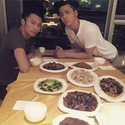 #陈伟霆# 150604 @William威廉陈伟霆 更新FACEBOOK两则 【Dinner with my big brother.】&amp;amp; 【宋先生合作愉快...我微博ins.Facebook也走走，跑累死你們了】 （你去哪，我去哪！）