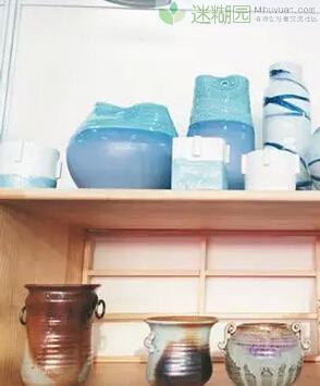 在第十七届中国国际花卉园艺展上，盆器企业占据了不少席位，各种材质和造型的盆器产品吸引眼球。为迎合家庭消费兴起的潮流，盆器企业也积极地调整战略，在营销理念和产品定位上动脑筋，立体应用、环保材料和纯手工制…