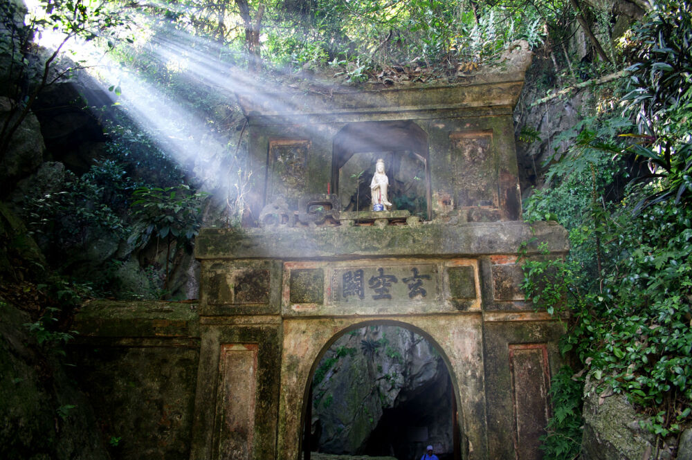 这部《印象·越南》的叙事方式和剪辑是最大的亮点之一，那些画面仿佛是在脑海中回忆，伴随着一次次的闪回，让我们在“碎片”中拼凑出了一个完整的印象。前半部分的风光如音乐般缓慢悠扬，壮丽的下龙湾，美丽的山水溶洞，神秘的古庙，以及湄公河上的风光和秀美的白沙滩，慢速的回忆让人沉醉其中。