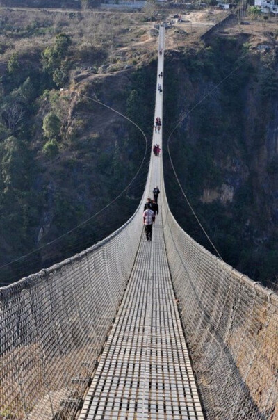 【尼泊爾】巴特區規模最大的吊橋，長135...