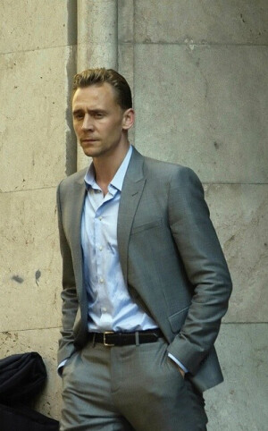 抖森#Tom Hiddleston#AMC最新间谍剧#《夜班经理》#(The Night Manager)现场片场照释出！这西装衬衫服简直秒杀众人，间谍题材的影片更是吸引人的眼球，完美的侧颜加上帅气的皱眉这片场照简直是太醉人了！