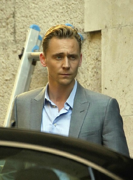 抖森#Tom Hiddleston#AMC最新间谍剧#《夜班经理》#(The Night Manager)现场片场照释出！这西装衬衫服简直秒杀众人，间谍题材的影片更是吸引人的眼球，完美的侧颜加上帅气的皱眉这片场照简直是太醉人了！