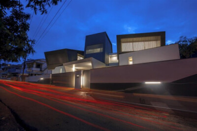 狂野外观下极简装修风格的别墅设计(作者：LIJO.RENY.architects 来源：设计之家)