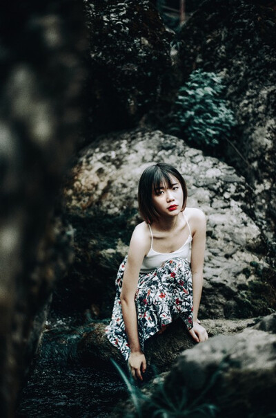 来自poco摄影师PIKMIN的原创小清新风格的美女人像摄影作品，很喜欢胶片摄影的那种纯天然的颗粒感，有时间的痕迹。 出镜：Felicia阿千、摄影和后期：摄影师PIKMIN