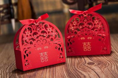 精致的花纹 颜色正统的红色喜糖盒