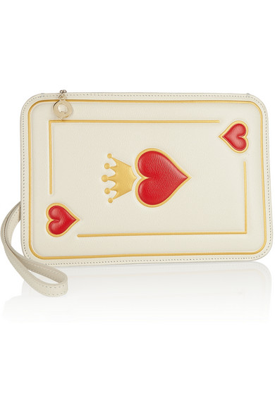 Charlotte Olympia 将这款意大利制成的纹理皮革手拿包称作 “Queen Of Hearts”（红桃皇后），并将它作为品牌推出的 “ABC” 字母系列中字母 “Q” 的代表。它选用米白色、红色和金色描绘出类似扑克牌的造型，衬里则采用品牌独有的粉色蛛网印花帆布。不妨用它收纳化妆盒、唇膏和手机，并使用腕绳携带。