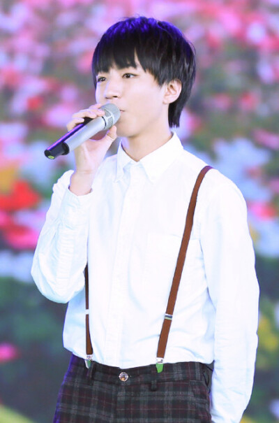 #TFBOYS# 十几岁的梦，色彩斑斓似刚从万物中长出般鲜艳，十几岁的风，吹起尘埃也可演一出扣人心弦的默片。你们这场十几岁的并肩，无须久酿已令人魂绕梦牵，佐了华年，薄酒也醉一夜酣眠。晚安。