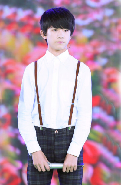 #TFBOYS# 十几岁的梦，色彩斑斓似刚从万物中长出般鲜艳，十几岁的风，吹起尘埃也可演一出扣人心弦的默片。你们这场十几岁的并肩，无须久酿已令人魂绕梦牵，佐了华年，薄酒也醉一夜酣眠。晚安。