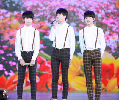 #TFBOYS# 十几岁的梦，色彩斑斓似刚从万物中长出般鲜艳，十几岁的风，吹起尘埃也可演一出扣人心弦的默片。你们这场十几岁的并肩，无须久酿已令人魂绕梦牵，佐了华年，薄酒也醉一夜酣眠。晚安。