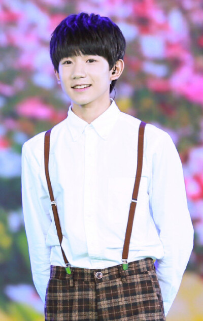 #TFBOYS# 十几岁的梦，色彩斑斓似刚从万物中长出般鲜艳，十几岁的风，吹起尘埃也可演一出扣人心弦的默片。你们这场十几岁的并肩，无须久酿已令人魂绕梦牵，佐了华年，薄酒也醉一夜酣眠。晚安。