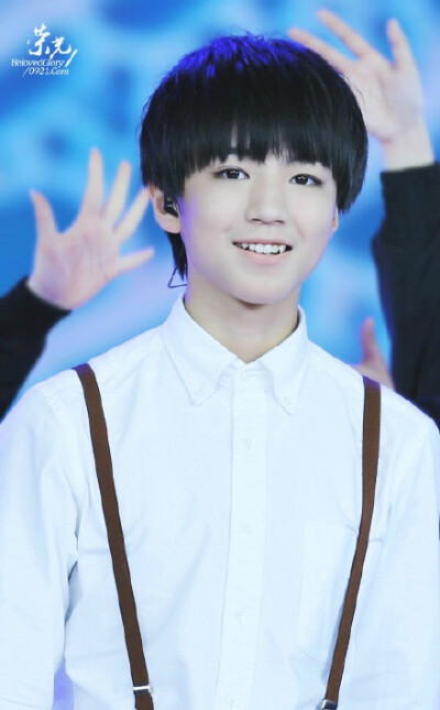 #王俊凯# #TFBOYS王俊凯# 一瞬惊鸿：时光蔓延所有人事，我仍在这世纪交汇的时刻，看到那个旧时光里的你，眼中季节更迭，岁月交融。