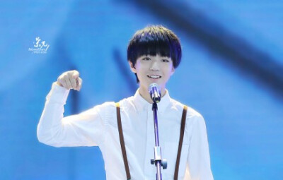 #王俊凯# #TFBOYS王俊凯# 一瞬惊鸿：时光蔓延所有人事，我仍在这世纪交汇的时刻，看到那个旧时光里的你，眼中季节更迭，岁月交融。