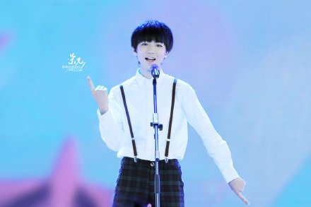 #王俊凯# #TFBOYS王俊凯# 一瞬惊鸿：时光蔓延所有人事，我仍在这世纪交汇的时刻，看到那个旧时光里的你，眼中季节更迭，岁月交融。