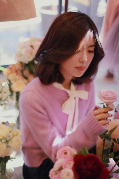  你会因觉得自己配不上某人，害怕跟不上其步伐而在某一天恍然大悟：要努力，让自己变更好去赢得那个人以及那个梦；而有一天你真的已经超过很多了，你提前拥有了一切，而那个人还爱不爱你还是否愿意与你一起赴会，是…