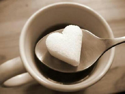 只愿在简约的四季里，穿粗布素衣，和某个平淡的人，一同老去，相约白头。