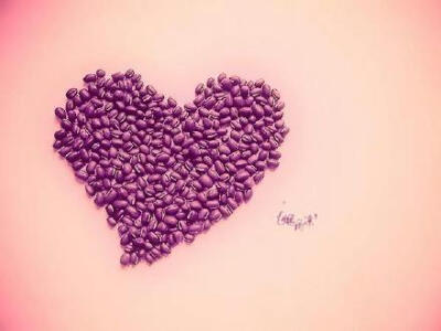 只愿在简约的四季里，穿粗布素衣，和某个平淡的人，一同老去，相约白头。