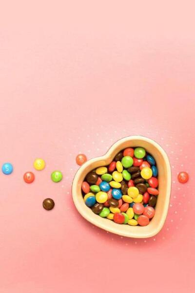 只愿在简约的四季里，穿粗布素衣，和某个平淡的人，一同老去，相约白头。