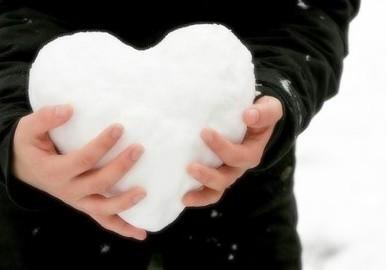 只愿在简约的四季里，穿粗布素衣，和某个平淡的人，一同老去，相约白头。