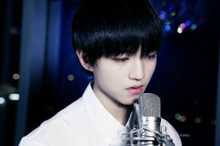 #王俊凯##TFBOYS王俊凯##吉他少年王俊凯# 仍然记得曾经在日月光，以一曲《洋葱》惊艳众人的吉他少年。时光如梭你已长大，为你而悸动的心情却与日俱增。