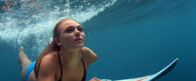 《灵魂冲浪》贝瑟尼·汉密尔顿是一个天生的冲浪天才，成长在夏威夷考艾岛的她过着田园般的生活。她和自己的好朋友埃兰娜一起参加了全国的冲浪比赛，并且获得了不俗的成绩。但是在2003年，汉密尔顿13岁冲浪那一年，一…