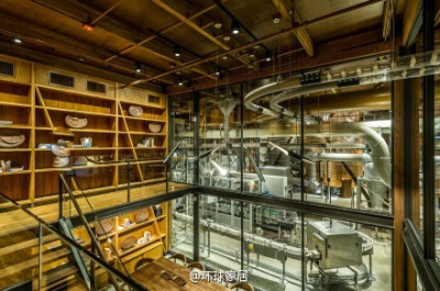 复古工业风格的星巴克咖啡店。这个位于美国的15000平方英尺的Willy Wonka 厂房是全世界最大的星巴克咖啡店！