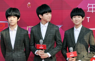 #TFBOYS# 看你的肩膀渐宽像极了大人的模样，谈吐自如有了成年人的器量，一天比一天成长，学会了男子汉的担当。喜欢你们的心情，就是想看你们展开坚硬的翅膀，自由翱翔，去最高最远的地方，把天地作疆场。晚安。