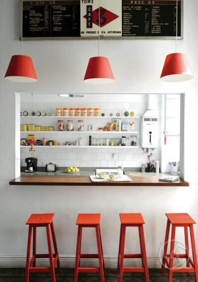 窗口好心情，厨房，现代简约，吧台吧椅，吊灯，红色