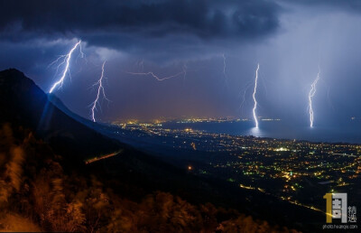 2015年6月8日，克罗地亚MALACKA，当地遭遇雷雨天气，天空被厚重的乌云覆盖，几道闪电似乎劈开了整个世界，瞬间有了未来世界的既视感。