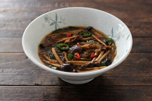 茶树菇烩红薯粉  原料：新鲜茶树菇 干红薯粉 绿线椒 朝天椒 纯素辣酱 姜 老抽 盐 糖 植物油 做法： 1、新鲜茶树菇去根洗净，切长段，入开水中煮约两分钟捞出，沥干水分 2、红薯粉用凉水泡软；姜切小菱形片，红绿辣椒洗净切段 3、炒锅烧热，倒油，放姜、辣椒、一勺辣酱小火煸香，接着放入茶树菇煸炒，加老抽、白糖炒匀 4、锅里加多点水，烧开后放入红薯粉，煮软煮熟，加盐调味即可