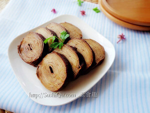 卤豆皮卷  原料：豆腐皮 卤水汁 干辣椒 做法： 1、豆腐皮卷成卷，用棉线捆好 2、锅里倒入卤水汁和清水，比例1:2，再放几个干辣椒，烧开后放入豆皮卷，煮半个小时，关火捞出，切片食用