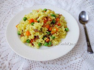 咖喱炒饭  原料：米饭 洋葱 胡萝卜 豌豆 咖喱酱 盐 做法： 1、洋葱洗净切小丁，胡萝卜削皮洗净切小丁，新鲜豌豆洗净，剩米饭提前搅散 2、锅里放油，放入洋葱、胡萝卜和豌豆粒翻炒，炒一会儿后放入一勺咖喱酱，翻炒均匀 3、炒到咖喱酱和蔬菜完全混合好，放入米饭，小火炒，把结块的米饭全部炒散，加盐调味，翻炒均匀出锅即可