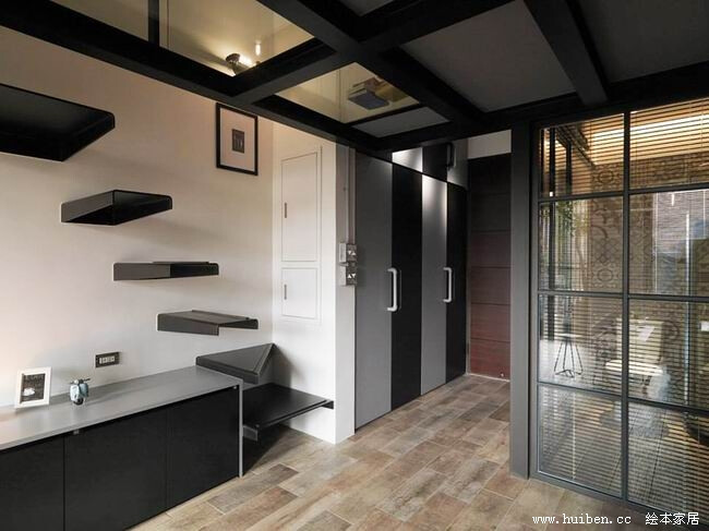 6.为了让整间屋子从视觉上达到最大化的效果，设计师将这间公寓的卫浴空间打造成水晶房，而里面安装上了百叶窗式的帘子，这样一来方便自己，二来家里如果来客人的话，这样也是可以很好的避免了尴尬。