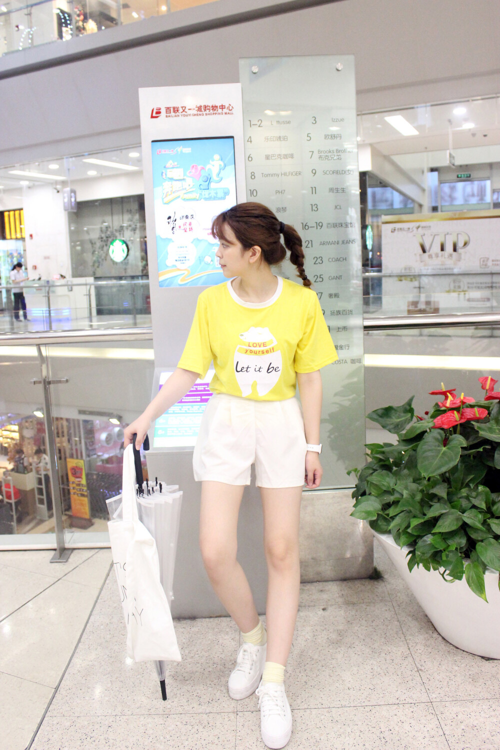 嫩黄色的T恤搭配宽松阔腿短裤,又清凉又亮眼的夏日搭配哦