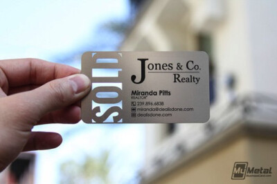 分享组表面有着金属质感的创意名片设计作品，送给毕业需要印制自己名片的同学。如果你身边有毕业党，请@出来，转需要是种美德。