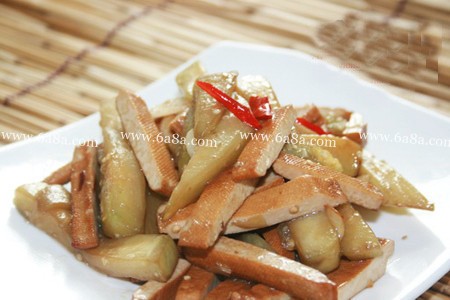 茄子炒豆干的主料：茄子适量、豆腐干适量 茄子炒豆干的辅料：食盐适量、鸡精少许、葱适量、姜少许、蒜适量、干辣椒少许、生抽适量、白糖少许、胡椒粉少许 茄子炒豆干的做法： 1、茄子洗净切成条，豆干切成条 第1步茄子炒豆干的家常做法图片 2、锅中烧油，炒香葱姜蒜、干辣椒，将茄子条下锅 第2步茄子炒豆干…http://www.6a8a.com/caipu/68861/