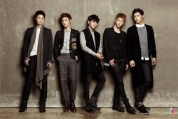  5urprise(서프라이즈)，韩国首个演员组合，由徐康俊、李泰焕、唯一(朴商日)、孔明、姜泰伍，五名成员组成。出道作品为网络电视剧《放学后福不福》。2014年11月，组合发行了首张迷你专辑《From My Heart》。