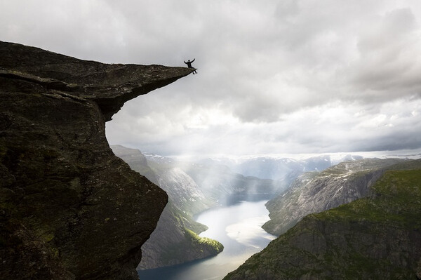 Trolltunga：挪威“巨魔的舌头”自然风景，在挪威的群山里面有一个地方非常特殊，当地人称它为“巨魔的舌头”，因为这是一个从高山里探出的一个平台，站在那里观望群山蔚为壮观。侵权致歉请删，网站www.egouz.com