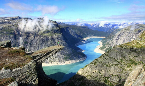 Trolltunga：挪威“巨魔的舌头”自然风景，在挪威的群山里面有一个地方非常特殊，当地人称它为“巨魔的舌头”，因为这是一个从高山里探出的一个平台，站在那里观望群山蔚为壮观。侵权致歉请删，网站www.egouz.com