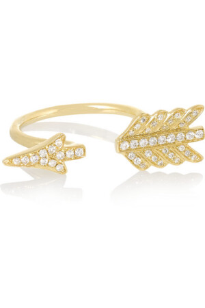 穿刺之箭是洛杉矶珠宝品牌 Anita Ko 作品中的常用元素。这款 18K 黄金戒指饰有总重 0.25 克拉的密镶钻石。它的造型独特，建议将它作为装束中唯一的首饰佩戴，营造最佳效果。