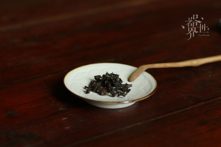 【器世界】日本茶具#有田烧今村制陶瓷 茶道零配日式茶托#茶托 茶点器皿 有田烧制的瓷器在表面施以釉药，如同玻璃质感的通透，表面泛光。待充分干燥后，才能开始真正意义上的烧制。现在使用木柴的地方逐渐变少，经过燃气燃料1300度高温，长达16小时的烧制后，逐步瓷化，才得以呈现白若美肌细腻又似白露般剔透光润的瓷器来