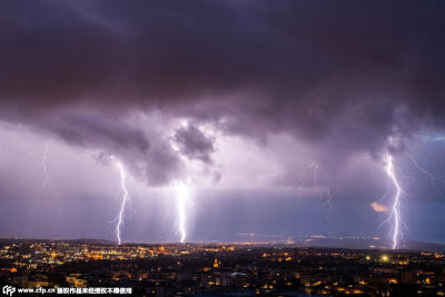 1. 当地时间2015年6月16日，意大利撒丁区，26岁的Daniele Macis冒着生命危险，站在自家屋顶上，用镜头捕捉到闪电划破夜空的自然景象。