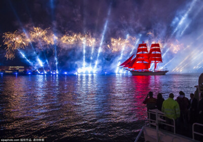 1. 当地时间2015年6月21日，俄罗斯圣彼得堡，圣彼得堡中学毕业生们迎来了一年一度的“红帆节”。当天恰逢夏至日，圣彼得堡涅瓦河上举行盛大的庆祝仪式。(图片来源：SIPA)