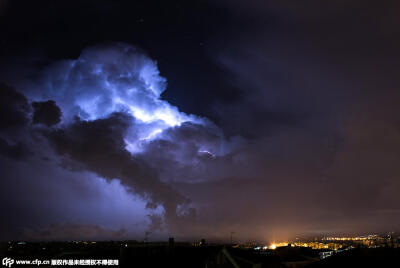 2. 当地时间2015年6月16日，意大利撒丁区，26岁的Daniele Macis冒着生命危险，站在自家屋顶上，用镜头捕捉到闪电划破夜空的自然景象。